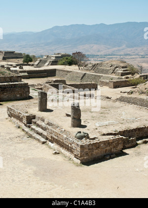 Blick über North Plattform Tempel von 2 Spalten an Gebäuden auf der Westseite des königlichen Pre Columbian archäologische Ruinen Monte Alban Stockfoto