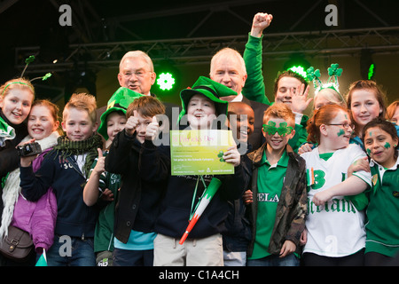 St. Patricks Day Festival und Parade in London, stellvertretender Bürgermeister Richard Barnes und Ministerin Jimmy Deenihan hinten Stockfoto