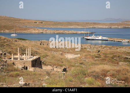 Blick von Heiliger Hafen und Haus von Hermes, unteren Hänge von Mt Kythnos, Delos, Kykladen, Griechenland Stockfoto