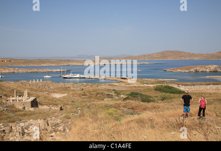 Blick von Heiliger Hafen und Haus von Hermes, unteren Hänge von Mt Kythnos, Delos, Kykladen, Griechenland Stockfoto