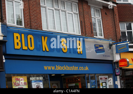 Ein Blockbuster-Geschäft in Littlehampton, West Sussex, UK mit fehlenden Buchstaben aus dem Logo. Stockfoto