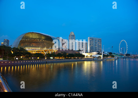 Esplanade - Theater an der Bucht Gebäude und Singapore Flyer in der Abenddämmerung.  Marina Bay, Singapur Stockfoto