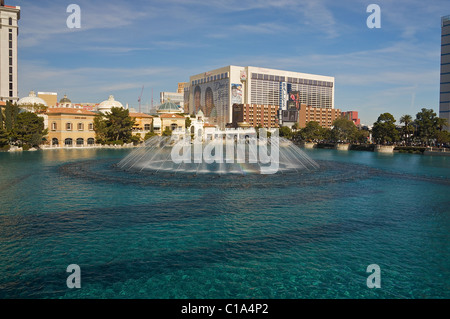 Die Bellagio Fountains in Las Vegas, Flamingo Hotel und Bill's Gamblin ' Hall im Hintergrund Stockfoto