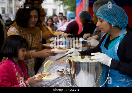 Kostenloses Mittagessen geben für alle Rathayatra in London England Stockfoto