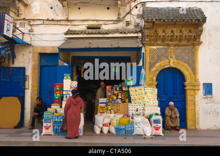 Foodstore außen entlang der Avenue Zorktouni in Mellah das alte jüdische Viertel Essaouira zentrale Marokko in Nordafrika Stockfoto