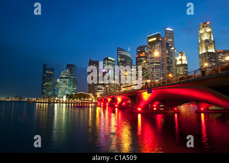 Die Fullerton Hotel und Stadt Skyline von der Esplanade Waterfront angesehen.  Marina Bay, Singapur Stockfoto