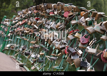 Hochzeit Schlösser der Liebe am Geländer der Brücke in der russischen Stadt Wologda Stockfoto