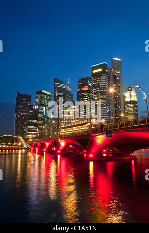 Die Fullerton Hotel und Stadt Skyline von der Esplanade Waterfront angesehen.  Marina Bay, Singapur Stockfoto