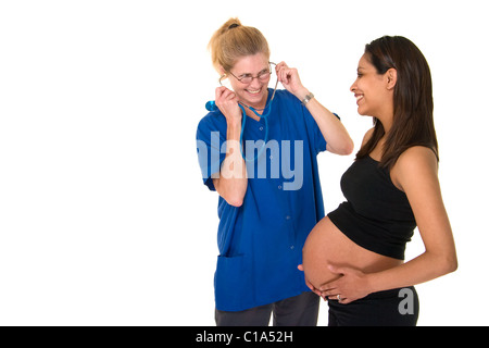 Eine schöne junge schwangere Frau wird von ihrem Arzt untersucht. Raum für Exemplar. Isoliert auf weißem Hintergrund. Stockfoto