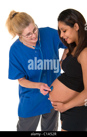 Eine schöne junge schwangere Frau wird von ihrem Arzt untersucht. Isoliert auf weißem Hintergrund. Stockfoto