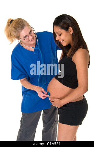 Eine schöne junge schwangere Frau wird von ihrem Arzt untersucht. Isoliert auf weißem Hintergrund. Stockfoto