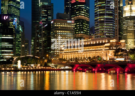 Das Fullerton Hotel und Stadt Skyline bei Nacht.  Marina Bay, Singapur Stockfoto