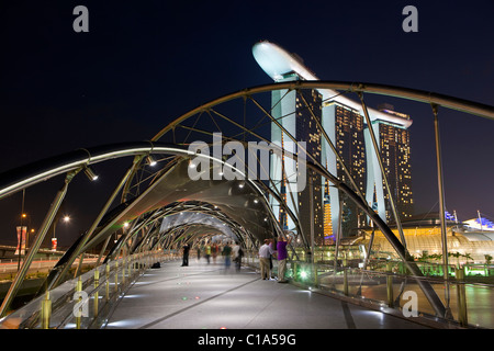 Der Helix-Brücke und Marina Bay Sands Singapore.  Marina Bay, Singapur Stockfoto