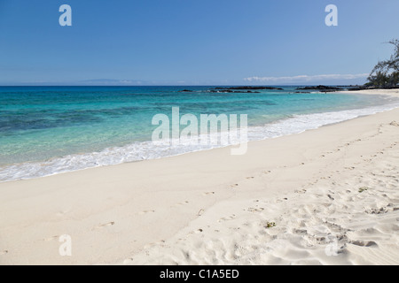 Makalawena Strand in Kona, Hawaii auf der Suche nach Maui am Horizont. Stockfoto