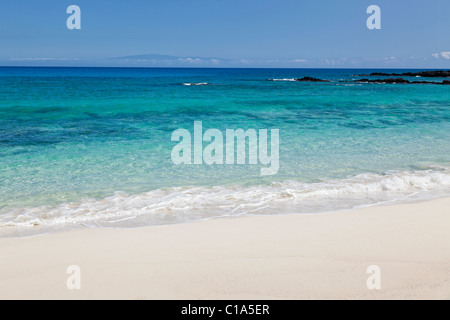 Makalawena Strand in Kona, Hawaii auf der Suche nach Maui am Horizont Stockfoto