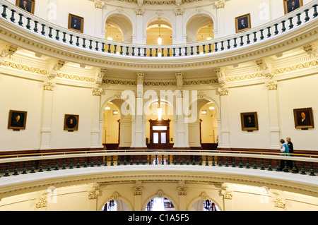 AUSTIN, Texas - Einige Etagen des Balkons mit Blick auf das Atrium unter der Kuppel des Texas State Capitol Building in Austin, Texas. Stockfoto