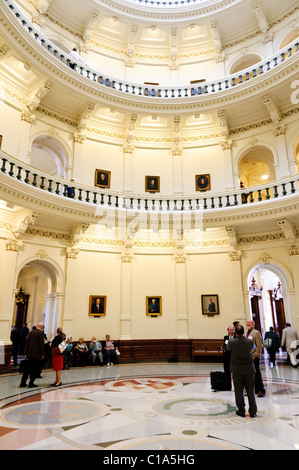 AUSTIN, Texas - Besucher stehen im zentralen Atrium unter der Kuppel des Texas State Capitol in Austin, Texas. Stockfoto