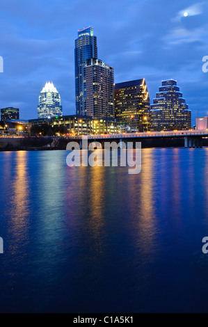 Die Skyline der Innenstadt von Austin, Texas, wie vom Stadtsee gesehen. Stockfoto
