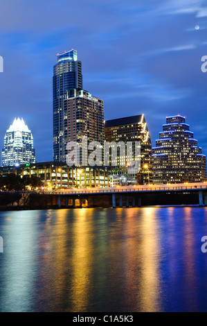 Die Skyline der Innenstadt von Austin, Texas, wie vom Stadtsee gesehen. Stockfoto