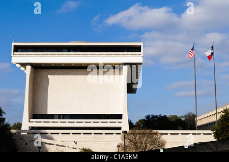 AUSTIN, Texas, USA — Außenansicht der LBJ Library and Museum auf dem Campus der Vereinigten Staaten von Texas, in Austin, Texas. Die Bibliothek ist Teil der National Archives and Records Administration (NARA) und beherbergt ein Archiv der Dokumente der Regierung von Präsident Lyndon B. Johnson. Im Gebäude befindet sich auch ein Museum, das Präsident Johnson gewidmet ist und von der LBJ Foundation betrieben wird. Das im Mai 1971 eingeweihte Gebäude ist in einem brutalistischen Architekturstil gehalten. Stockfoto