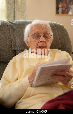 Eine ältere Frau schafft es, sich allein in ihrem eigenen Haus in Adams, Massachusetts Leben kümmern.  MODEL-RELEASE Stockfoto