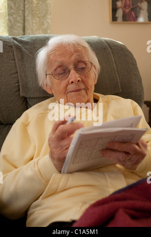 Eine ältere Frau schafft es, sich allein in ihrem eigenen Haus in Adams, Massachusetts Leben kümmern.  MODEL-RELEASE Stockfoto