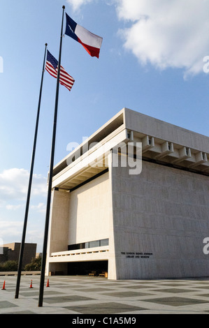 AUSTIN, Texas, USA — Außenansicht der LBJ Library and Museum auf dem Campus der Vereinigten Staaten von Texas, in Austin, Texas. Die Bibliothek ist Teil der National Archives and Records Administration (NARA) und beherbergt ein Archiv der Dokumente der Regierung von Präsident Lyndon B. Johnson. Im Gebäude befindet sich auch ein Museum, das Präsident Johnson gewidmet ist und von der LBJ Foundation betrieben wird. Das im Mai 1971 eingeweihte Gebäude ist in einem brutalistischen Architekturstil gehalten. Stockfoto