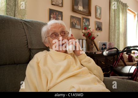 Eine ältere Frau schafft es, sich allein in ihrem eigenen Haus in Adams, Massachusetts Leben kümmern.  MODEL-RELEASE Stockfoto