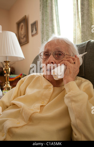 Eine ältere Frau schafft es, sich allein in ihrem eigenen Haus in Adams, Massachusetts Leben kümmern.  MODEL-RELEASE Stockfoto