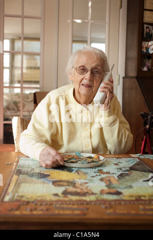 Eine ältere Frau schafft es, sich allein in ihrem eigenen Haus in Adams, Massachusetts Leben kümmern.  MODEL-RELEASE Stockfoto