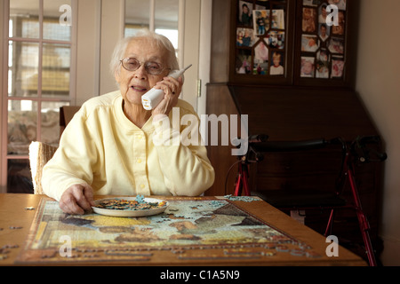 Eine ältere Frau schafft es, sich allein in ihrem eigenen Haus in Adams, Massachusetts Leben kümmern.  MODEL-RELEASE Stockfoto