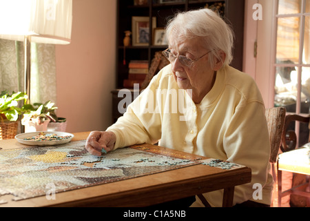 Eine ältere Frau schafft es, sich allein in ihrem eigenen Haus in Adams, Massachusetts Leben kümmern.  MODEL-RELEASE Stockfoto