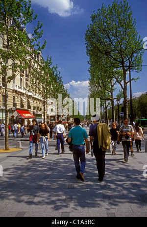 Franzosen, die Touristen zu Fuß schlendern entlang der Avenue des Champs-Elysees, Eiffelturm, Paris, Ile-de-France, Frankreich, Europa Stockfoto