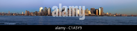 Panorama von lower Manhattan gesehen vom Liberty State Park in New Jersey bei Sonnenuntergang Stockfoto