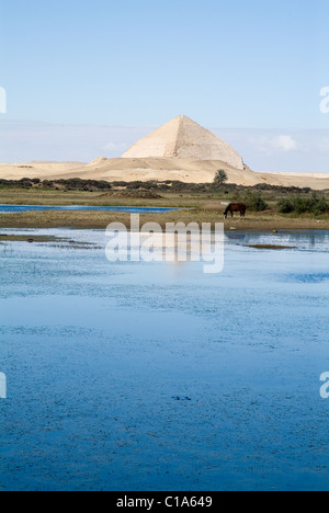 DIE PYRAMIDENANLAGE DES DAHSHOUR, LIEGT NUR 25 KM SÜDLICH VON KAIRO, DIE ARABISCHE WELT LEBHAFTEN HAUPTSTADT VON 18 MILLIONEN. Stockfoto