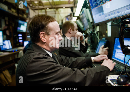 Wertpapierhändler an einen Handelsposten auf dem Boden von der New York Stock Exchange. Stockfoto