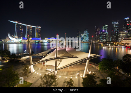 Outdoor-Theater mit dem Marina Bay Sands in den Hintergrund.  Marina Bay, Singapur Stockfoto