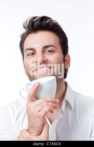 Mann im Hemd halten Sie Tasse Kaffee lächelnd - isoliert auf weiss Stockfoto