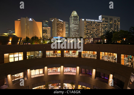 Blick auf die Esplanade Mall und City Skyline von der Esplanade - Theater auf der Bucht Dachterrasse.  Marina Bay, Singapur Stockfoto