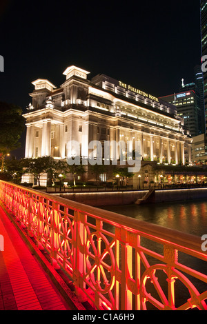 Fullerton Hotel und Anderson Bridge beleuchtet in der Nacht, Singapur Stockfoto