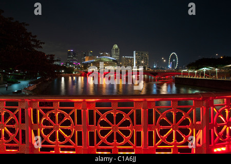 Blick auf die Esplanade Bridge und Theater an der Bucht Gebäude an der Anderson Bridge, Singapur Stockfoto