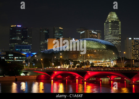 Esplanade Bridge und die Esplanade - Theater an der Bucht Gebäude beleuchtet in der Nacht, Singapur Stockfoto