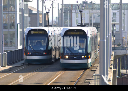 Zwei Straßenbahnen vorbei in der Nähe von Station Street Endstation, Nottingham, UK Stockfoto