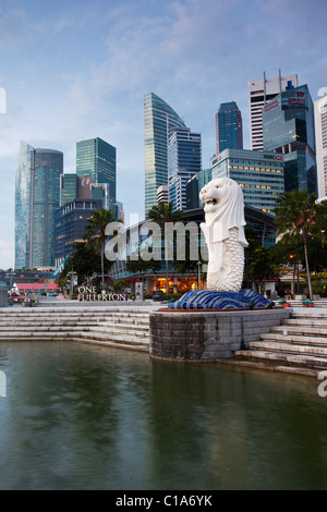 Der Merlion Statue mit der Skyline der Stadt im Hintergrund, Marina Bay, Singapur Stockfoto