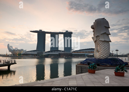 Der Merlion Statue im Morgengrauen, mit dem Marina Bay Sands in den Hintergrund.  Marina Bay, Singapur Stockfoto