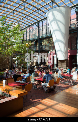 Innere des IXL Atrium, Henry Jones Art Hotel, Hobart, Tasmanien Stockfoto