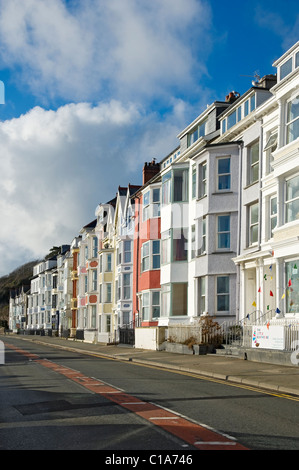 Eine Reihe farbenfroher Häuser beherbergt Immobilien und Pensionen an der Uferpromenade Glandyfi Terrace Aberdovey Gwynedd Wales UK Großbritannien Großbritannien Großbritannien Stockfoto