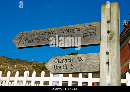 Nahaufnahme der öffentlichen Holzfußweg Beschilderung für Ceredigion Küste Pfad Aberystwyth Cardiganshire Mitte Wales Vereinigtes Königreich Großbritannien Stockfoto