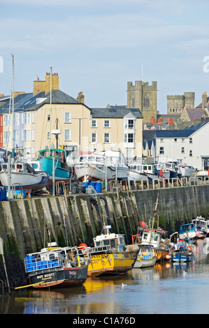 Boote im Hafen von Aberystwyth Ceredigion Cardiganshire Mid Wales UK Vereinigtes Königreich GB Großbritannien Stockfoto