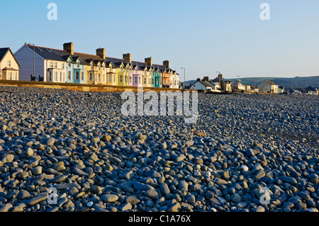 Blick über den Kieselsteinstrand am Borth Ceredigion Cardiganshire Mid Wales UK Großbritannien Großbritannien Stockfoto